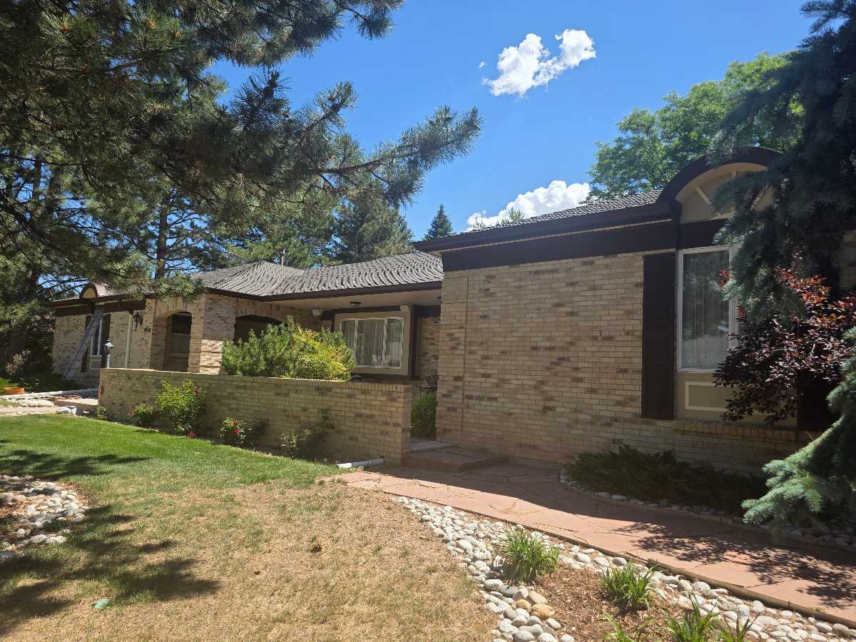 Spotless windows of a Lakewood CO home shining in the sun